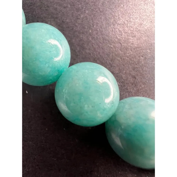 Dyed jadeite beaded necklace with sterling silver clasp - Picture 5 of 11